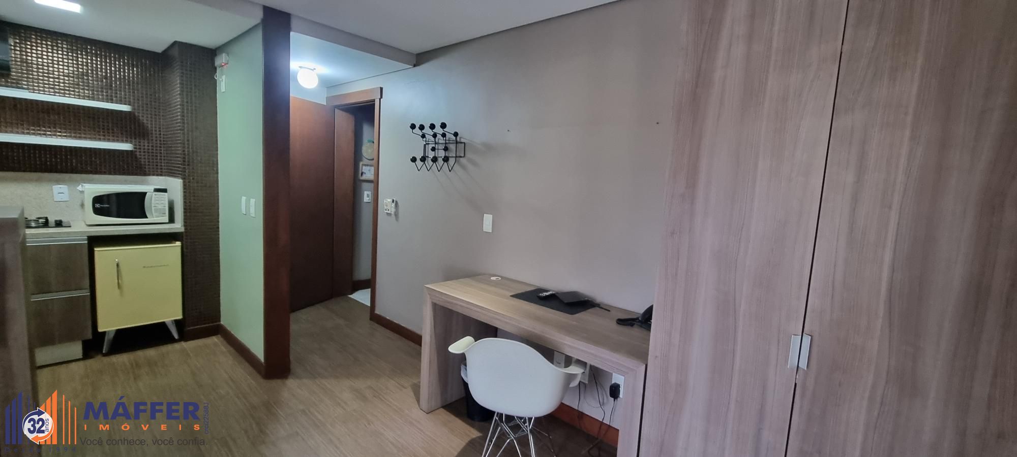 Hall de entrada e home office