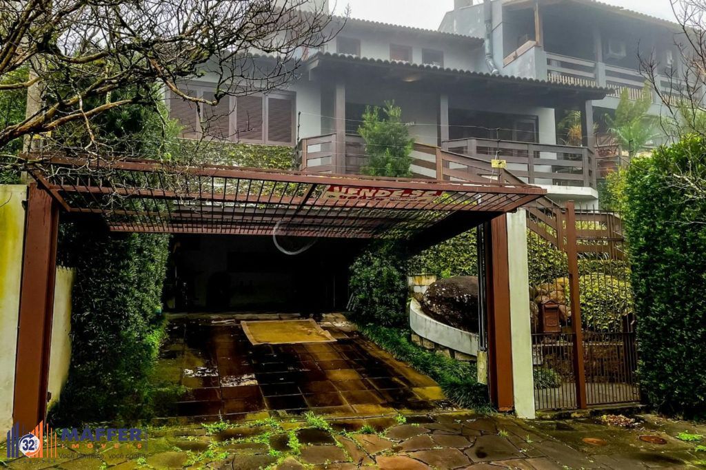 Casa de 3 dormitórios com piscina no bairro Teresópolis, em Porto Alegre.