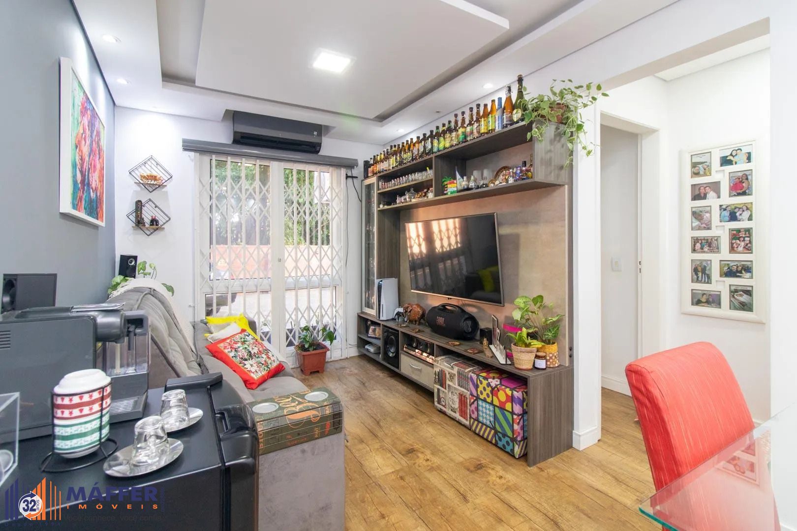 Apartamento de 2 dormitórios com 1 vaga de garagem. Prédio com elevador. Bairro Cristal