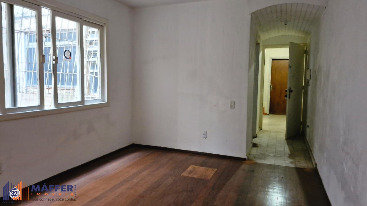 Apartamento com 2 dormitórios e garden na Rua Ijuí, pronto para reformar