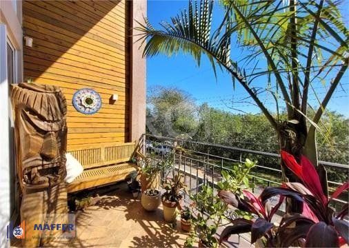 EXCELENTE CASA COM 3 DORMITÓRIOS, 1 SUÍTE E VAGA DE GARAGEM PARA 3 CARROS.