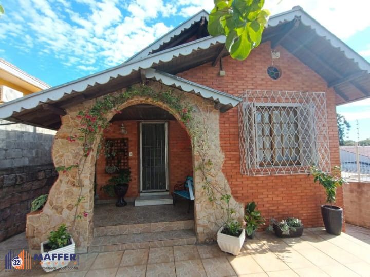 Casa para Venda - 142.8m², 4 dormitórios, 5 vagas - Teresópolis