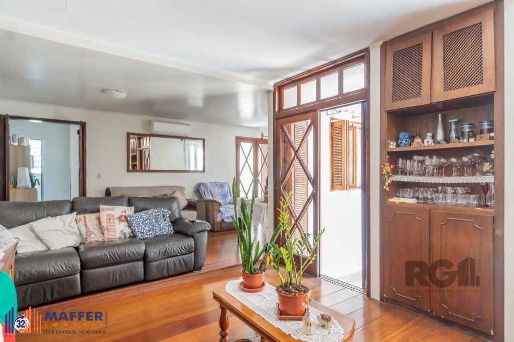 Casa com 4 dormitórios no bairro Gloria