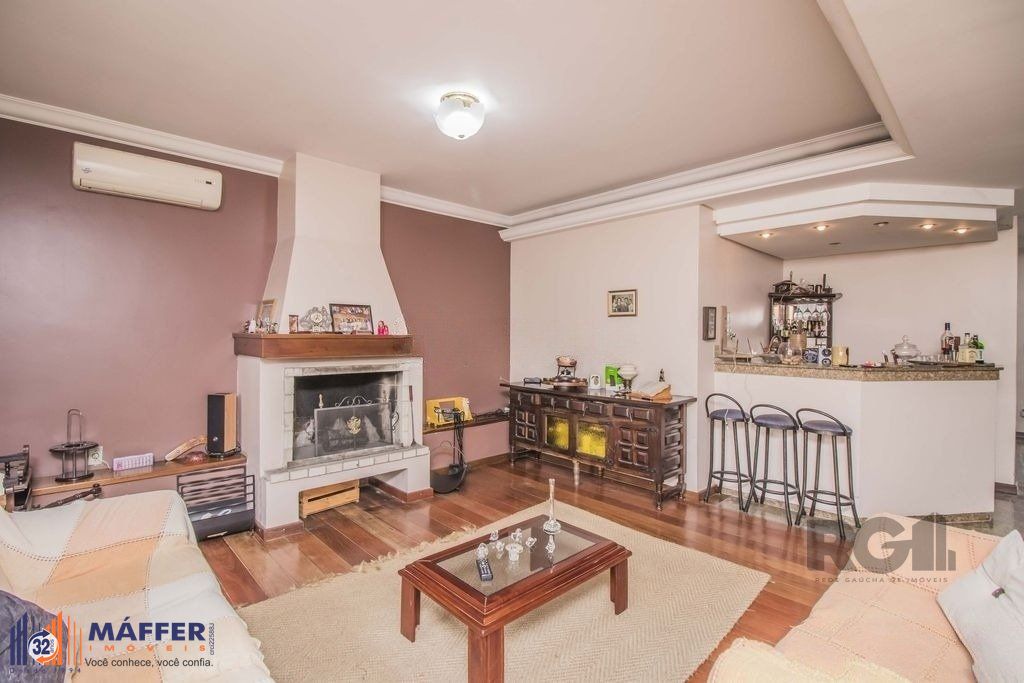 Casa de 329m² - 4 dormitórios, 1 suíte, 6 vagas no bairro Vila Jardim