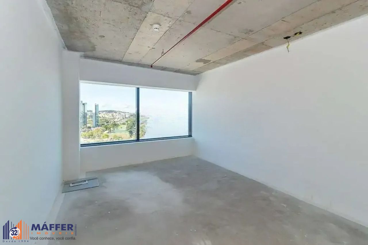 Sala com 33m², localizada no bairro Praia de Belas em Porto Alegre/RS.