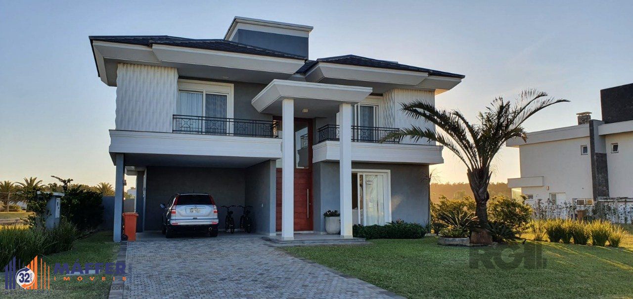 Casa em condomínio fechado de luxo a beira-mar, no centro de Capão da Canoa/RS.