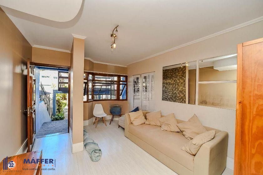 Casa com 3 dormitórios, suíte e churrasqueira.