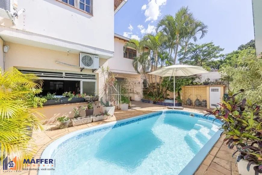 Casa térrea, 160 m² privativos, patio com piscina, no Bairro São Sebastião.