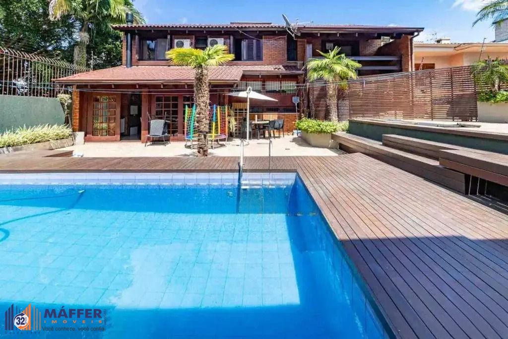 Casa com 4 dormitórios, suíte, piscina e 4 vagas.