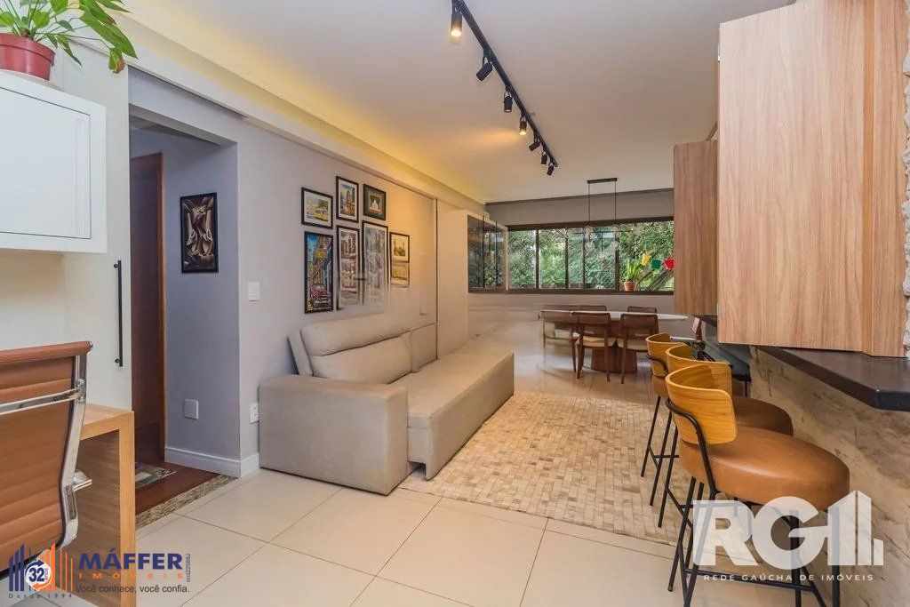 Apartamento com 94m², 3 quartos, 1 suíte, 2 vagas, no bairro Cristo Redentor em Porto Alegre..