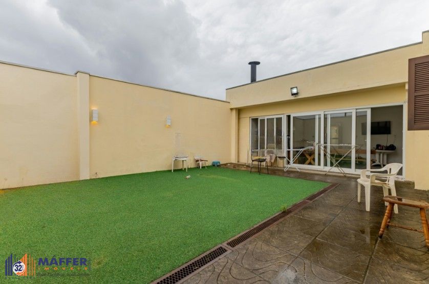 Casa com pátio e churrasqueira em frente à praça – Jardim Sabará