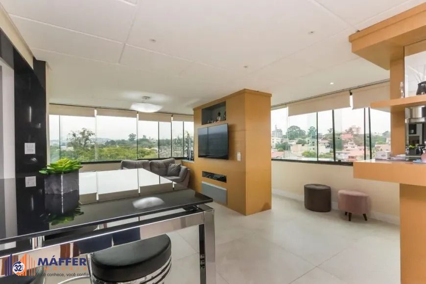 Cobertura com 3 dormitórios, suíte e 2 vagas.