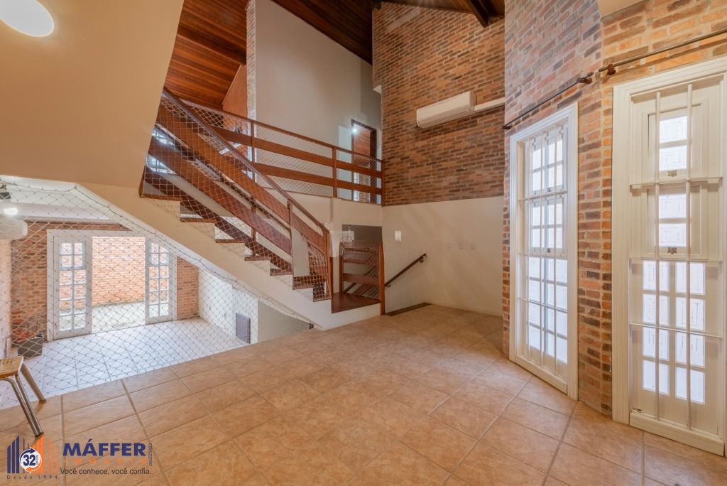 Casa com 4 dormitórios, suíte, churrasqueira e 4 vagas