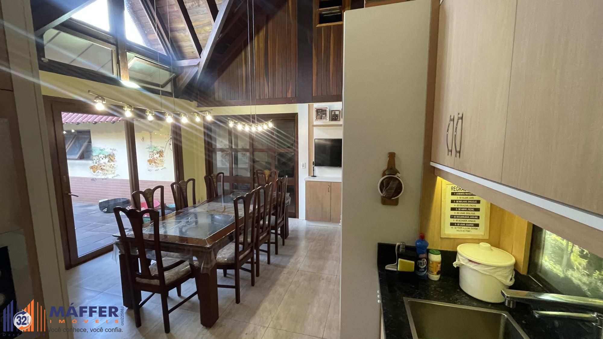 Casa térrea com 2 suítes com amplo pátio,