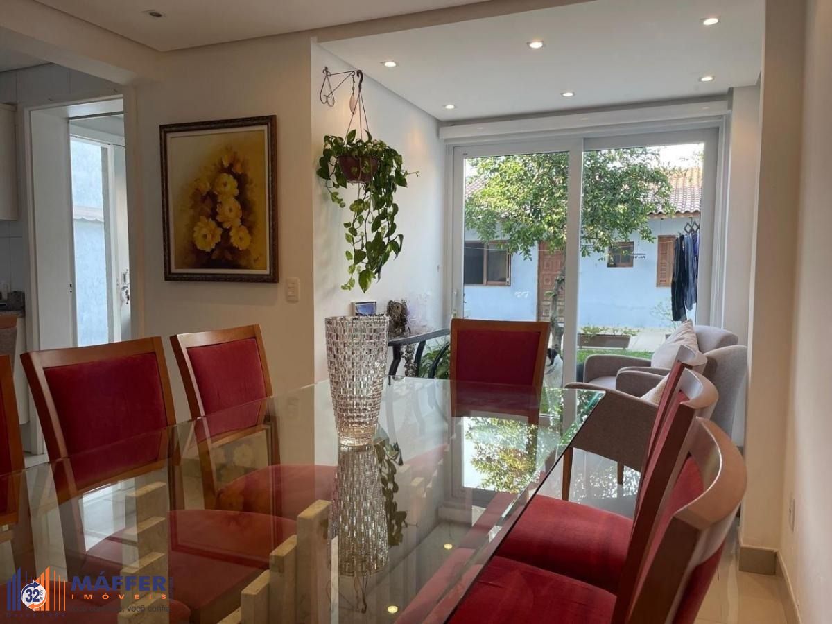 Casa com 3 dormitórios, suíte, lavabo, espaço gourmet com churrasqueira.