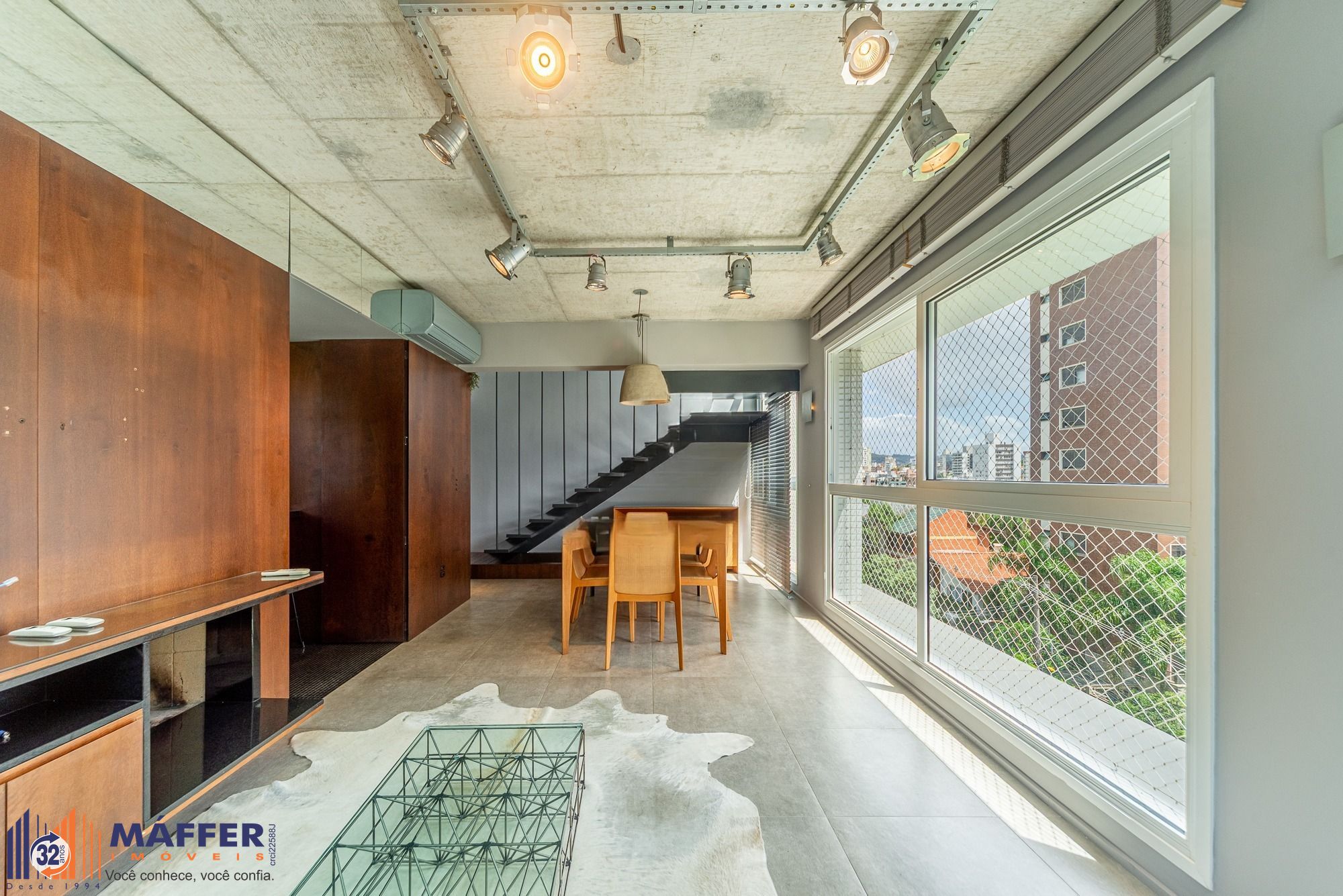 Apartamento Duplex Semimobiliado com 2 Suítes no Petrópolis