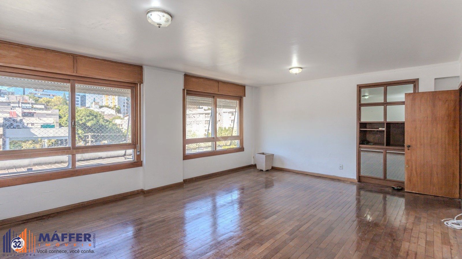 Apartamento semimobiliado de 140 m² privativos no bairro Mont'Serrat
