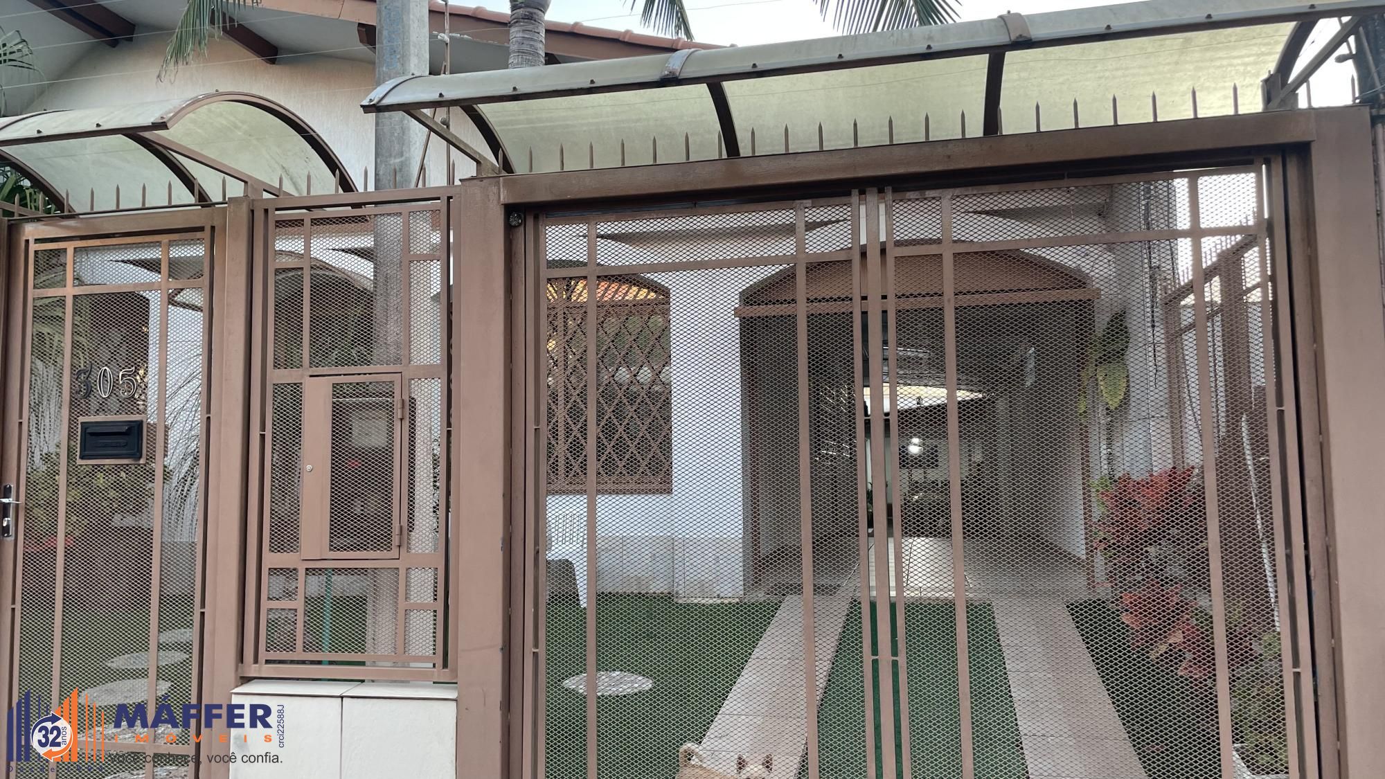 Casa com 3 dormitórios, suíte, churrasqueira, espaço gourmet e amplo pátio.