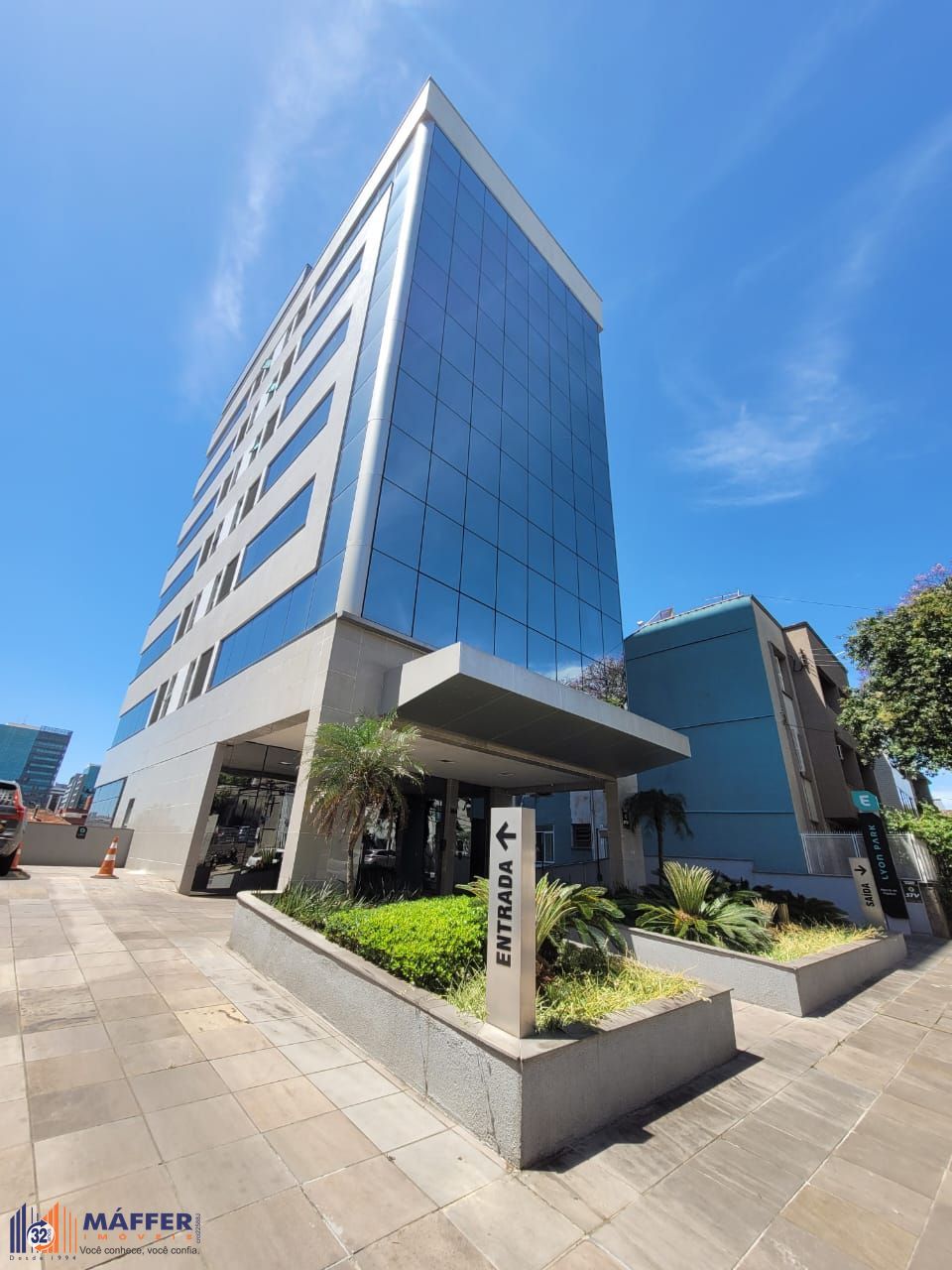 MÁFFER IMÓVEIS Sala comercial  no bairro Auxiliadora, em ponto estratégico na Rua Eudoro Berlink, nº 354, região nobre de Porto Alegre, próxima às Avenidas Mariland e 24 de Outubro.