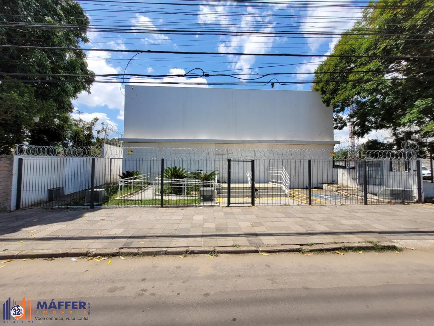 🏢 MÁFFER IMÓVEIS ALUGA EXCELENTE LOJA COMERCIAL COM ESTACIONAMENTO – Localizada em rua de grande fluxo de pedestres e veículos, esta loja oferece visibilidade privilegiada e fácil acesso para clientes e fornecedores.