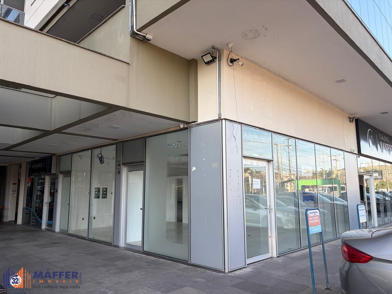 MÁFFER IMÓVEIS ALUGA Situada na Av. Ipiranga, LOJA   com grande fluxo de pedestres e veículos, proporcionando excelente exposição para sua empresa, marca ou negócio.