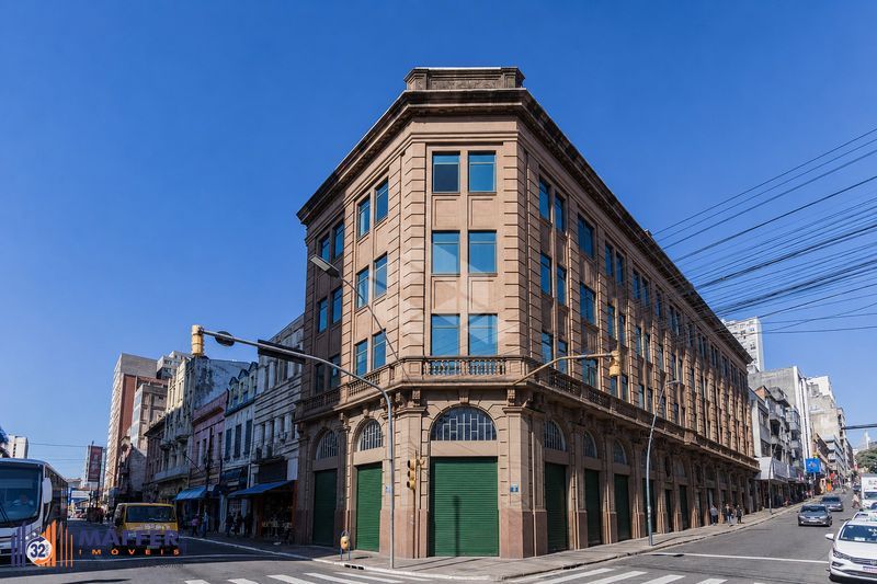 MÁFFER IMÓVEIS ALUGA PRÉDIO COMERCIAL DE ESQUINA COM 280M² DE ÁREA PRIVATIVA  Imóvel com duas frentes, excelente visibilidade e ampla área construída, ideal para empresas que buscam exposição, fácil acesso e praticidade.
