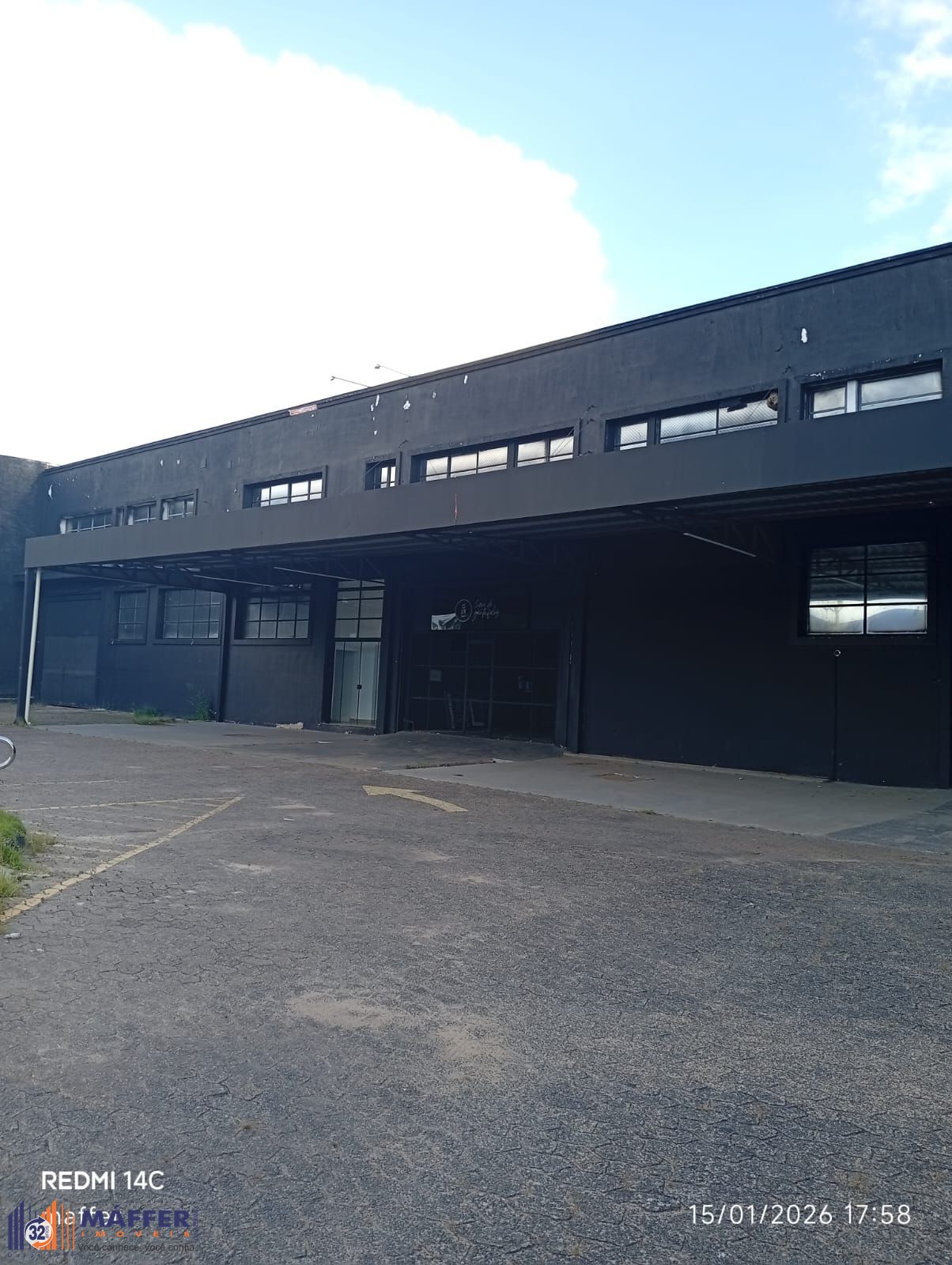 🏭 MÁFFER IMÓVEIS ALUGA – PAVILHÃO INDUSTRIAL / LOGÍSTICO  📍 Av. das Indústrias, nº 1320 – Porto Alegre/RS • Área construída total: 4.000 m² • Pé-direito alto – ideal para logística, armazenagem e operações industriais