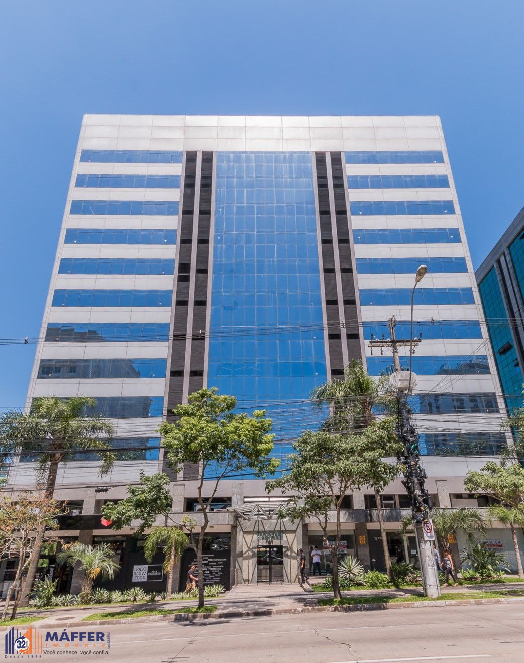 🏢 MÁFFER IMÓVEIS ALUGA – CONJUNTO COMERCIAL COM 2 VAGAS DE GARAGEM  📐 93m² de área privativa ✨ Imóvel moderno e funcional, ideal para escritórios, clínicas ou empresas que buscam um espaço elegante e bem localizado.