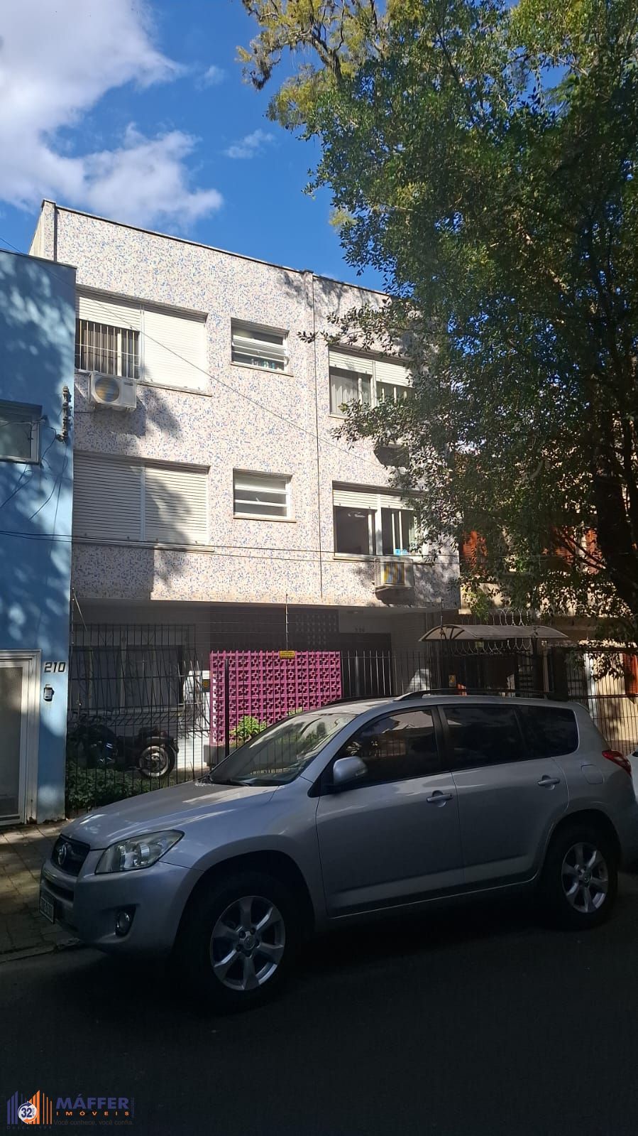 Apartamento térreo no Bom Fim, 77m², 2 dorm., dependência de empregada e pátio.
