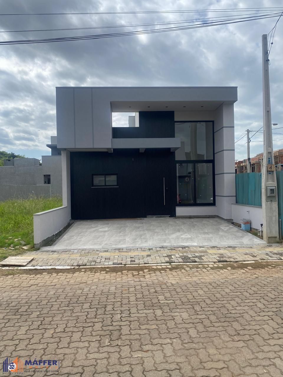 Casa em Condomínio 3 dorm, 151m², sala, cozinha, banheiro, varanda, churrasqueira.