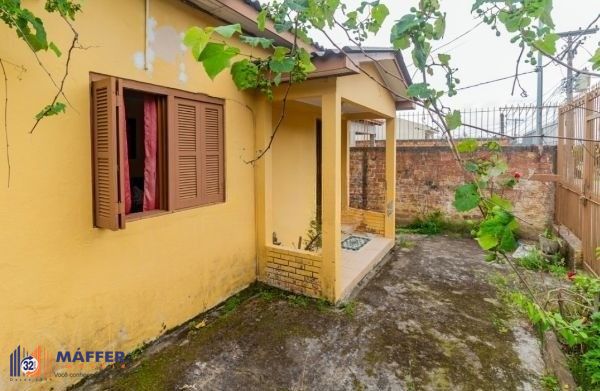 Casa / Terreno com 3 casas de alvenaria no bairro Morro Santana