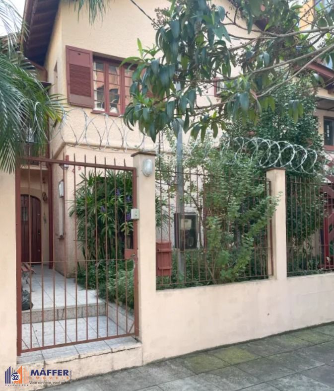 Casa 7 dormitórios 2 vagas de garagem no bairro Petrópolis