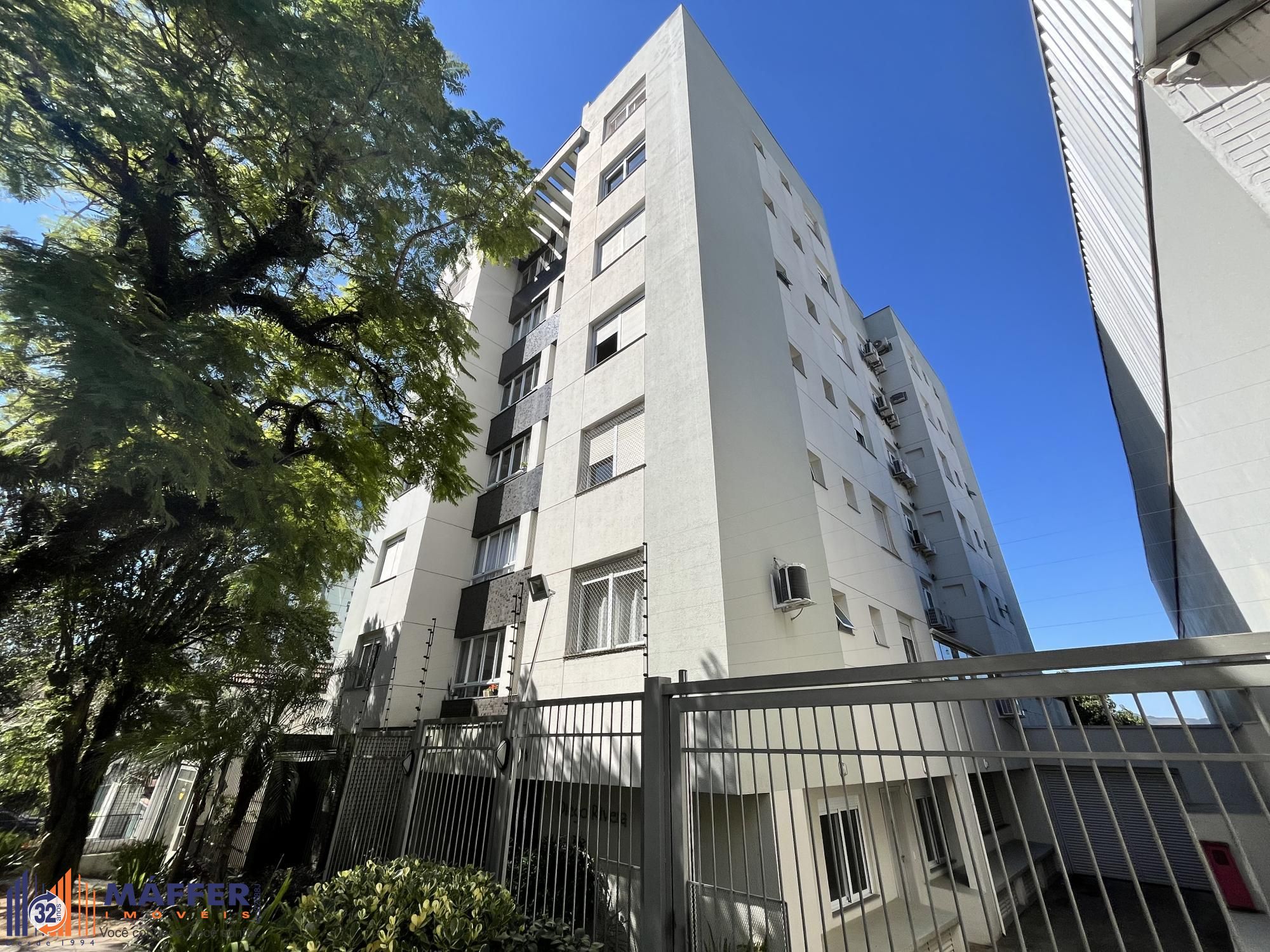 Apartamento de dois quartos, suíte e uma vaga de garagem no bairro Petrópolis