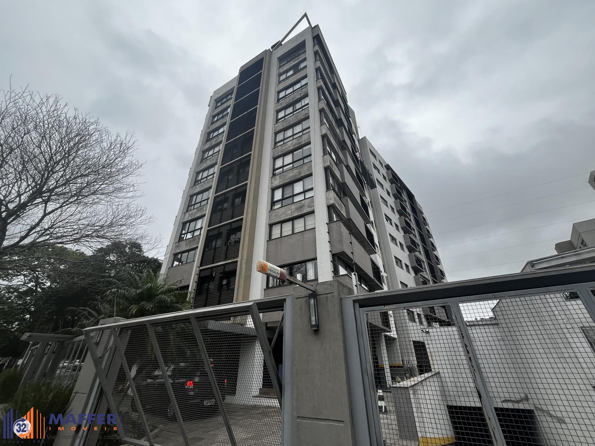 Apartamento de 3 quartos, suíte e 2 vagas de garagem no bairro Tristeza em POA