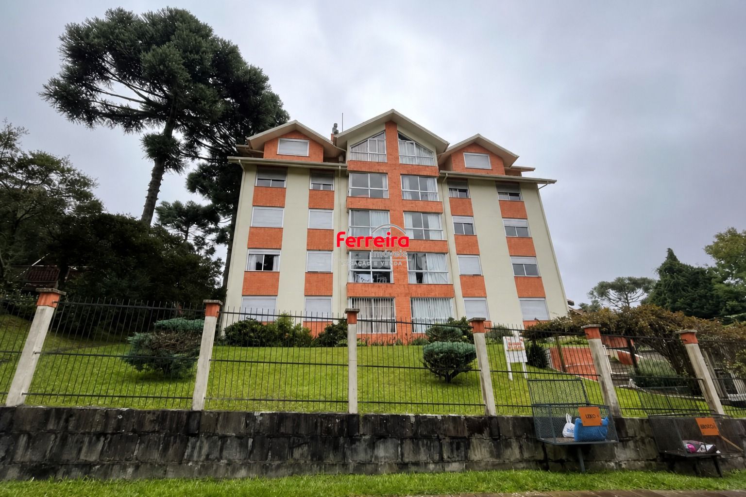 Apartamento 3 dormitórios, elevador e Garagem MOBILIADO em Canela-RS