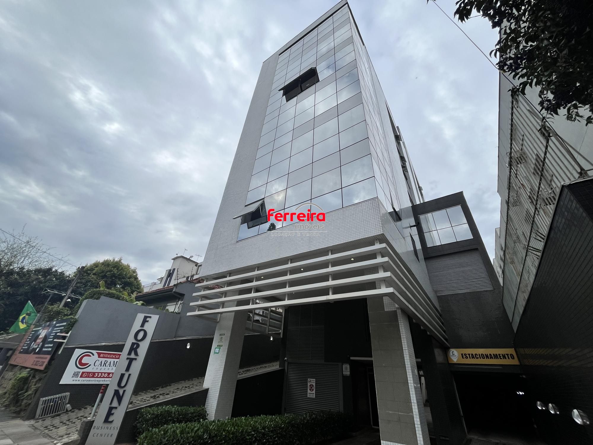 Sala comercial com 2 vagas de garagem escrituradas