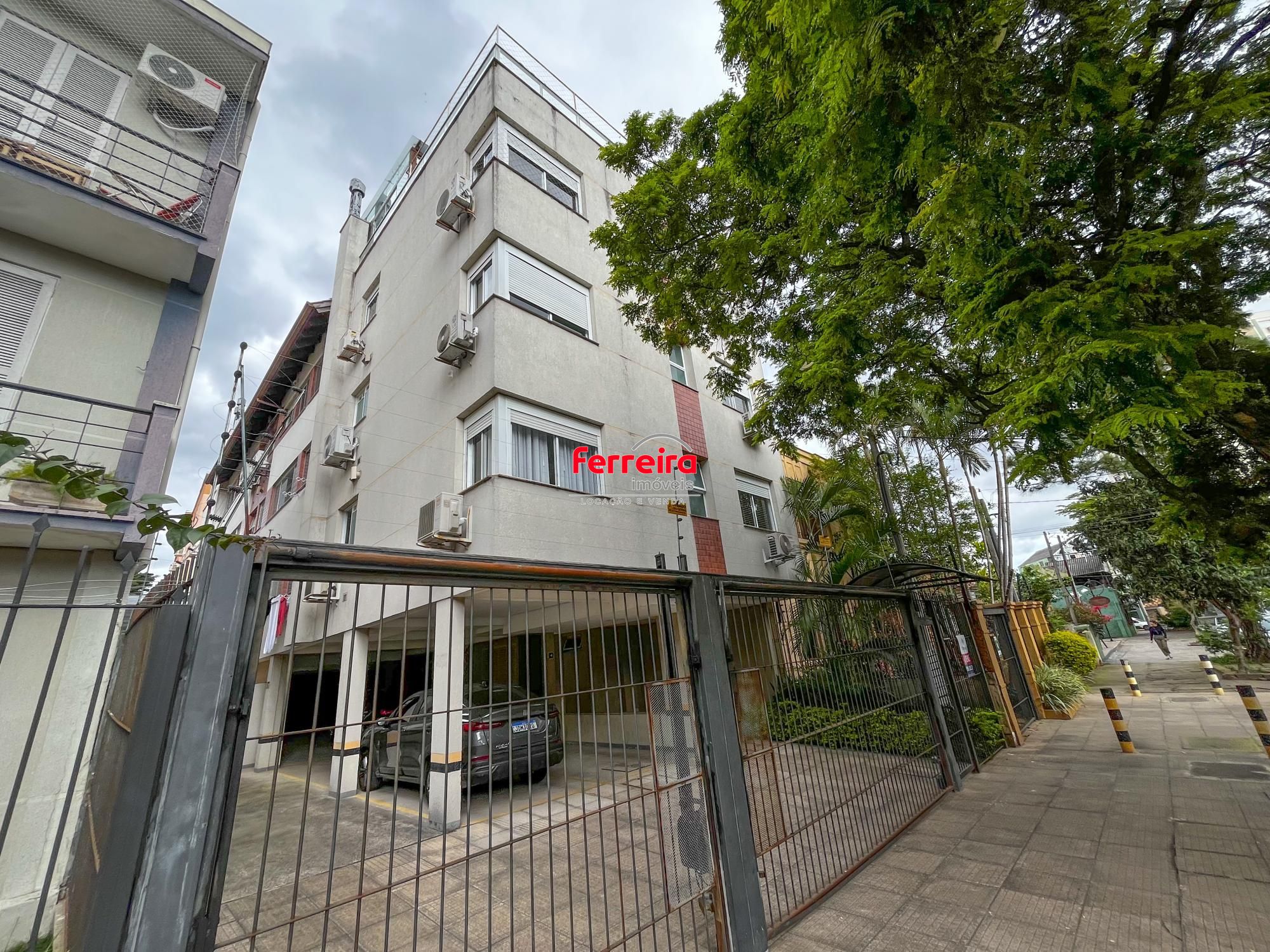 Apartamento de um quarto e duas vagas de garagem no bairro Rio Branco em POA