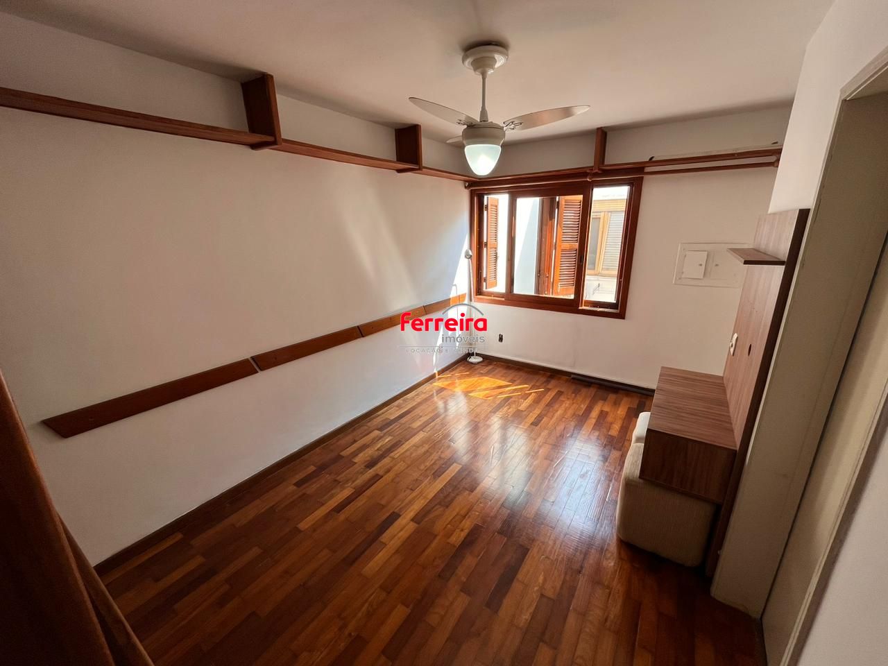 Apartamento de dois quartos e uma vaga de garagem no bairro Petrópolis em POA/RS