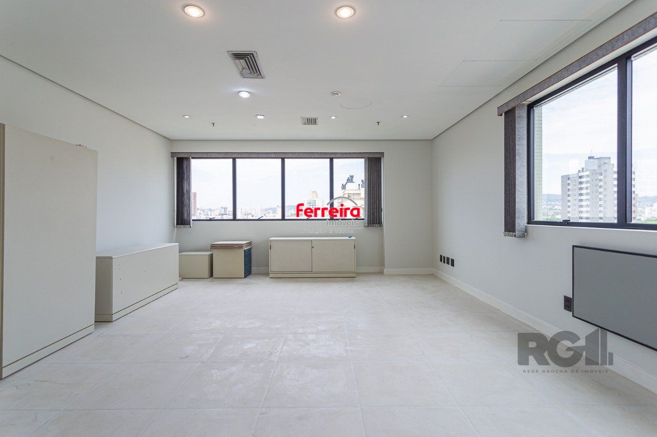 Sala comercial e uma vaga de garagem no bairro Menino Deus em Porto Alegre