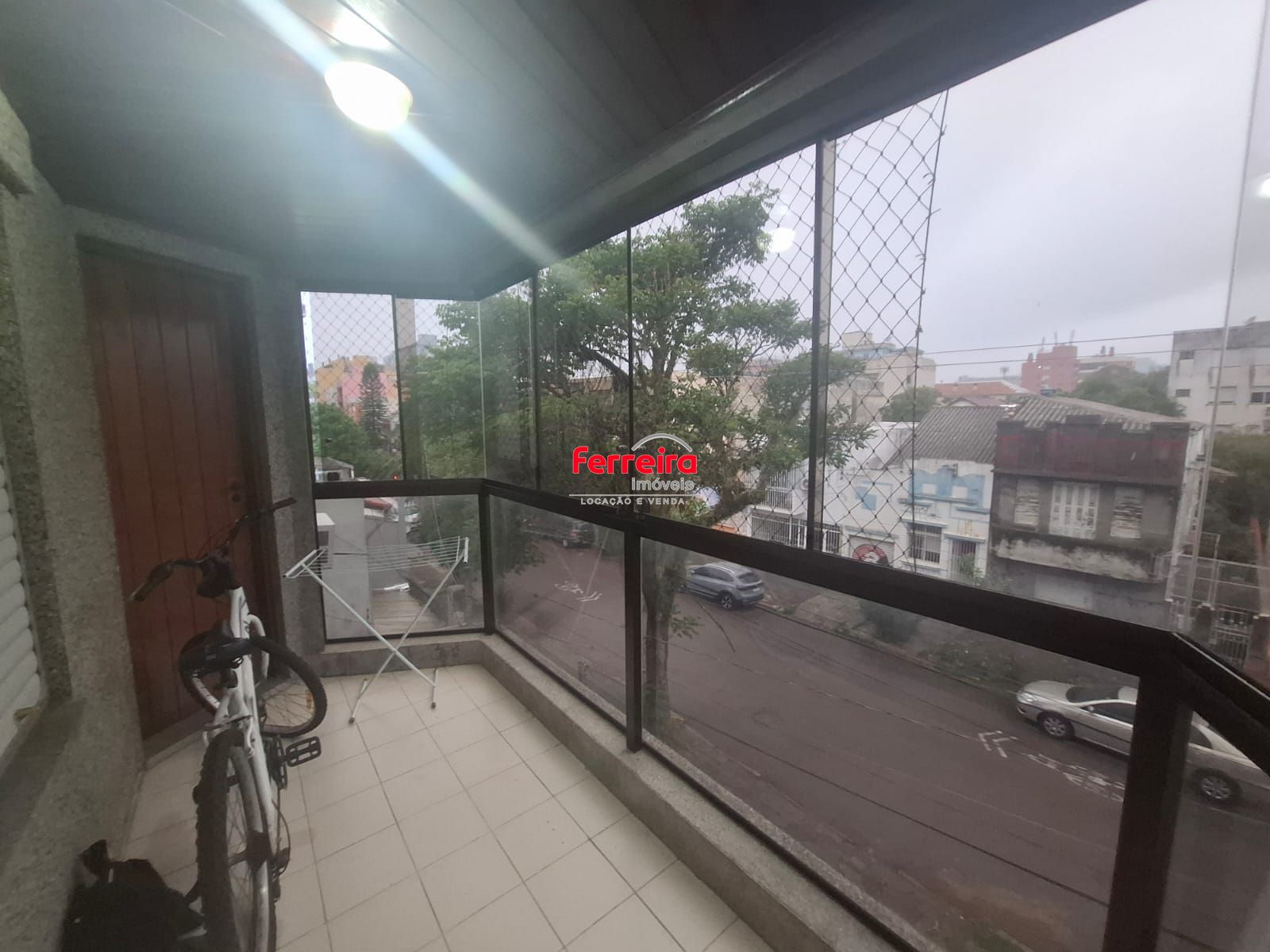 Apartamento para venda, composto por 2 dormitórios sendo 1 suíte, living com sacada integrada e 1 vaga de garagem coberta.