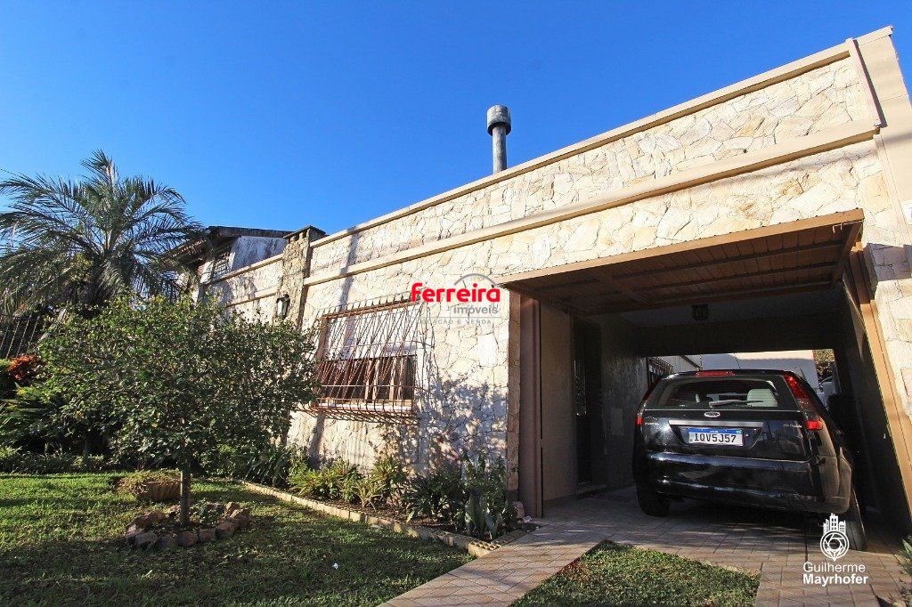 Casa no bairro Cavalhada de 3 dormitórios e amplo pátio