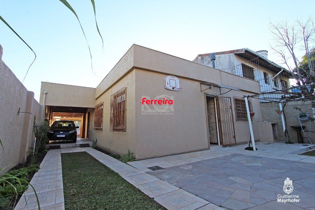 Casa no bairro Cavalhada de 3 dormitórios e amplo pátio