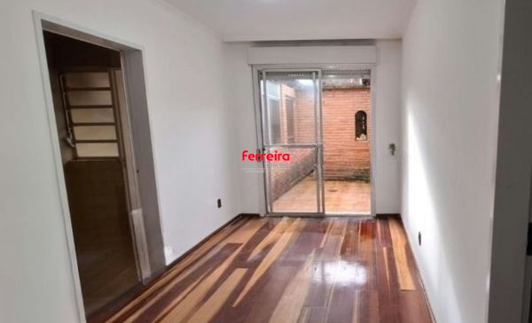 Apartamento de 2 dormitórios no bairro Teresópolis térreo com pátio DESOCUPADO