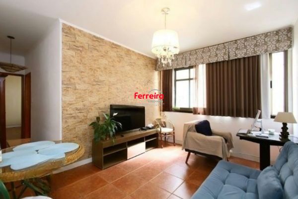 Apartamento TÉRREO com pátio no Menino Deus de 2 dormitórios e vaga rotativa