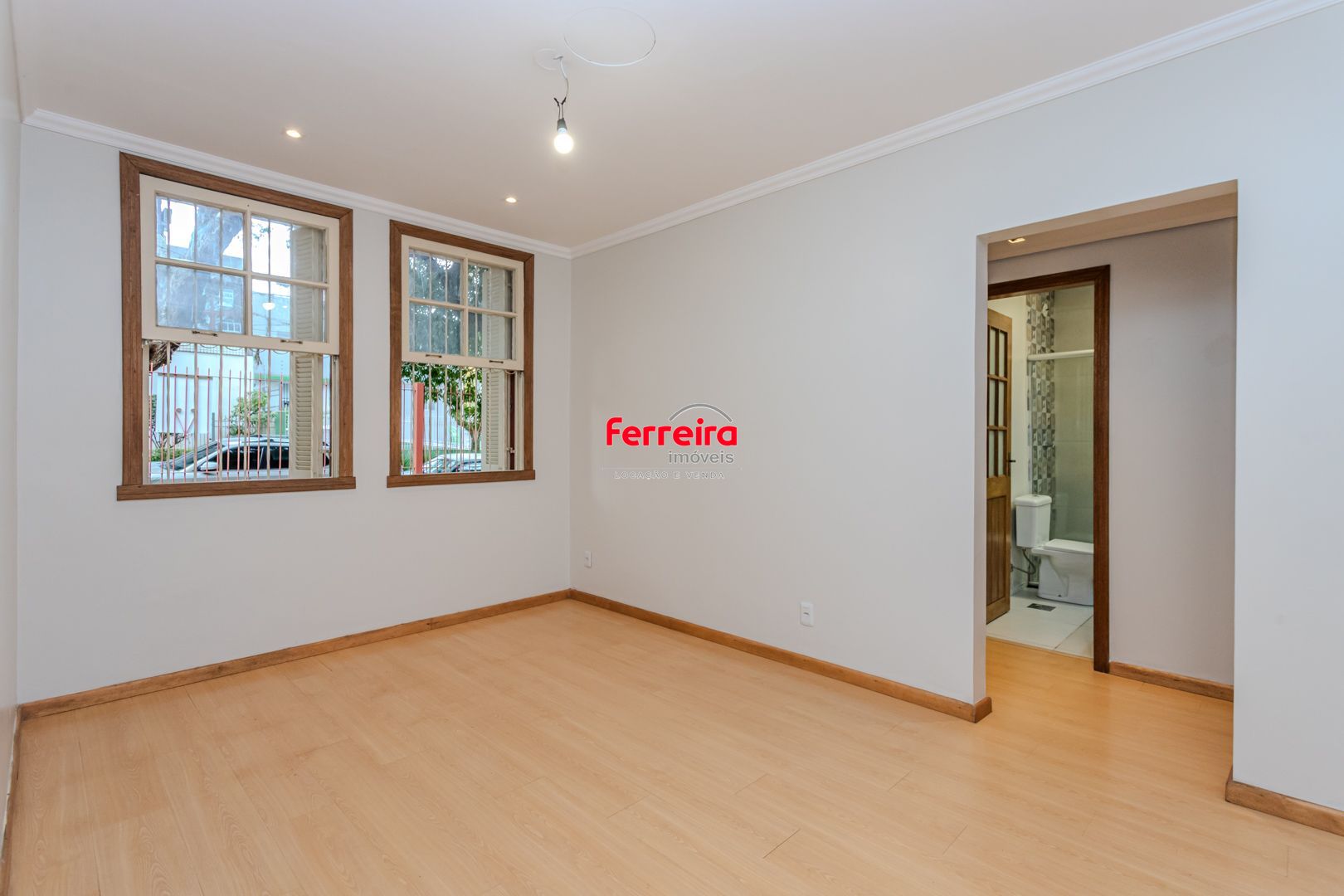 Apartamento no bairro Petrópolis de 2 dormitórios térreo com pátio DESOCUPADO