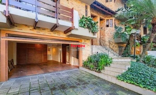 Casa sobrado no bairro Bela Vista de 3 dormitórios e 3 vagas DESOCUPADA
