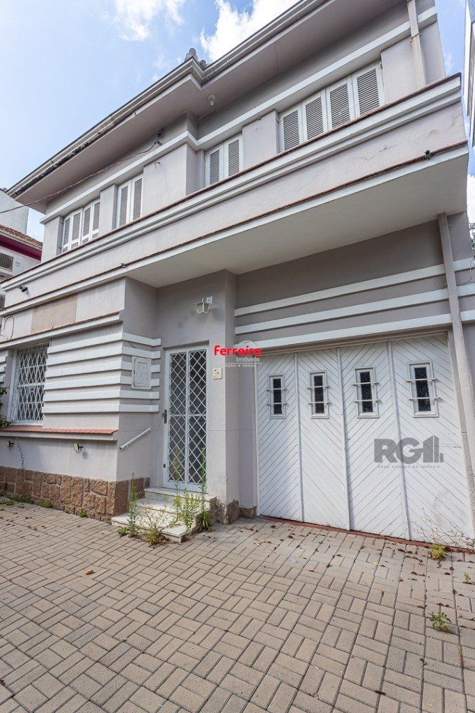 Casa Espaçosa de 3 Dormitórios à Venda no Bairro Moinhos De Vento!