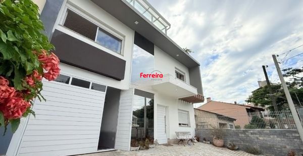 Sobrado no bairro Vila Ipiranga de 4 dormitórios e 4 vagas