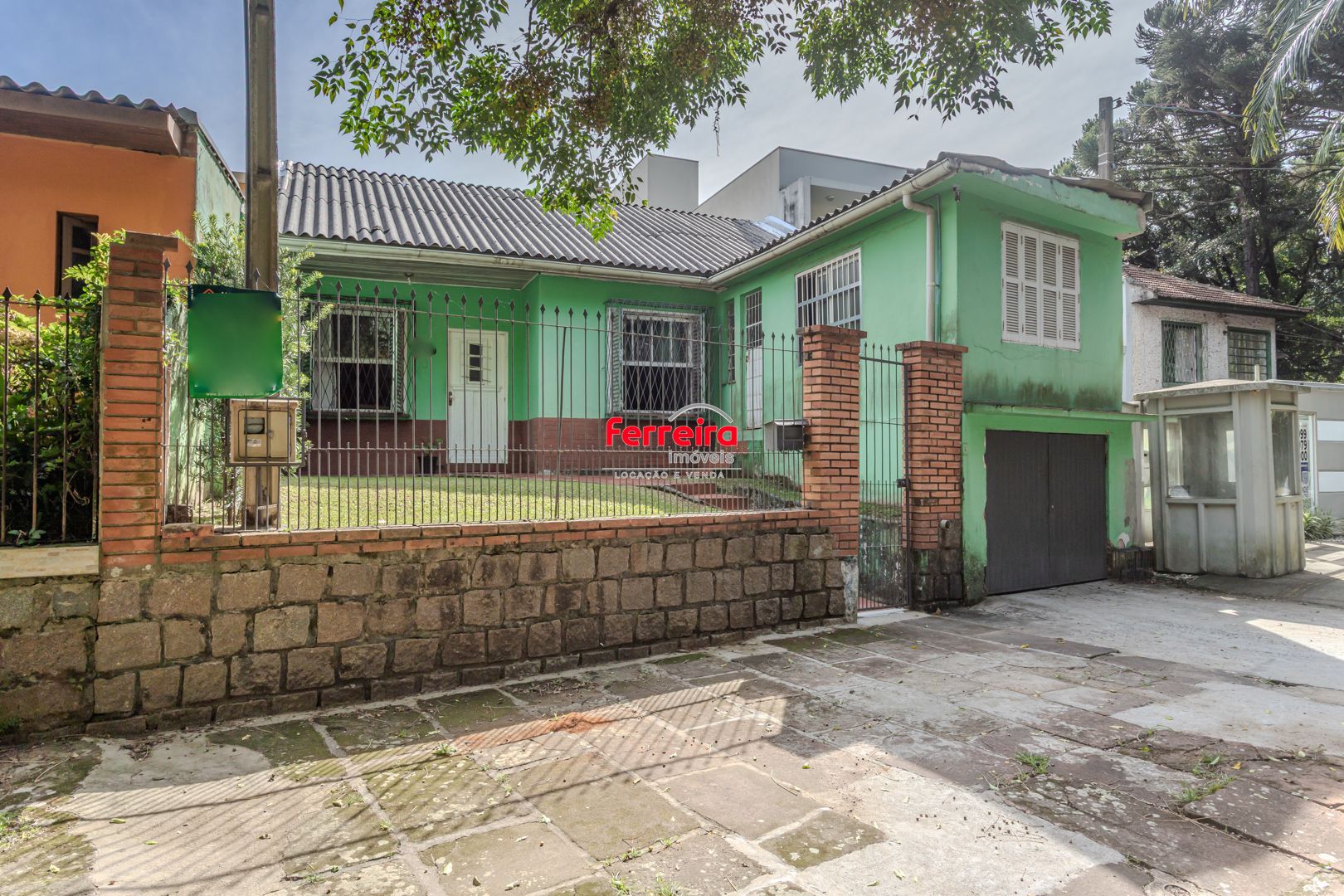 Casa no bairro Jardim Botânico de 3 dormitórios e garagem e terreno com 370m²