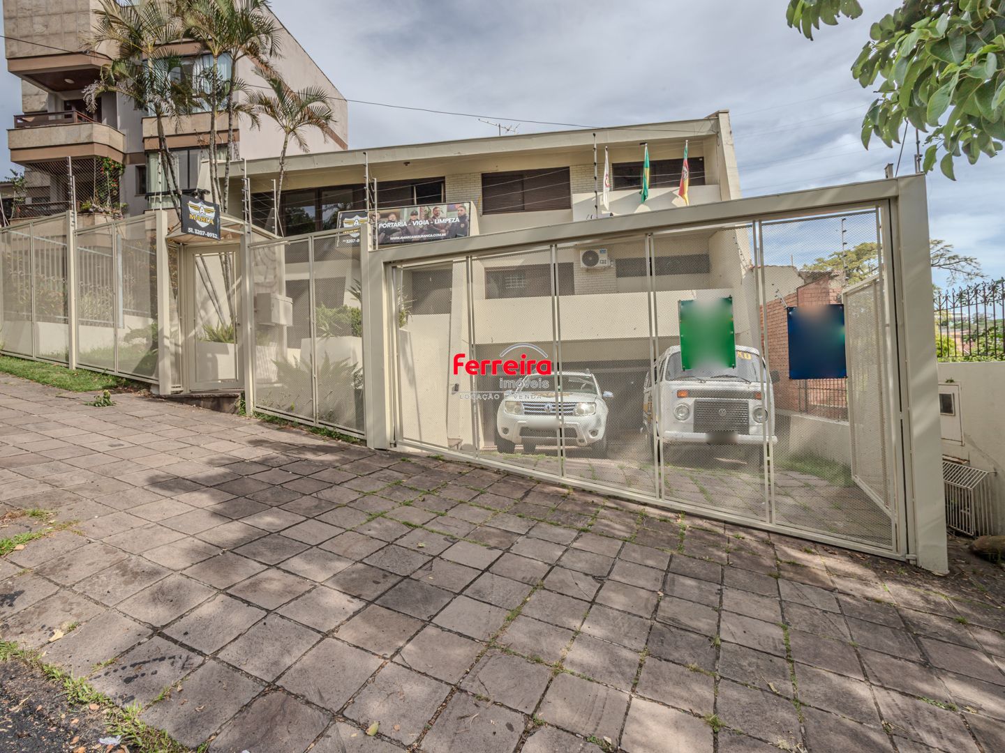 Casa sobrado no Menino Deus de 3 dormitórios e 3 vagas